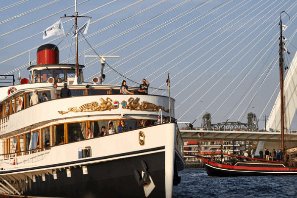 Boot De Majesteit op de Maas