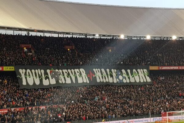 Spandoek op de tribune van Feyenoord 'You'll never walk alone'