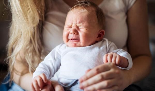 Hulende baby met darmkrampjes