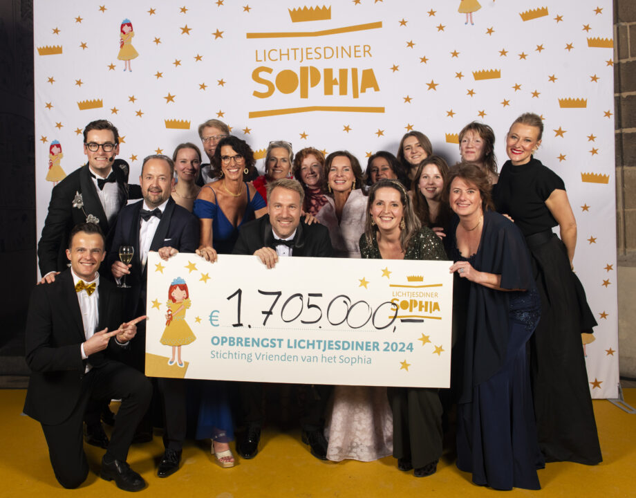 Team Vrienden Sophia met de cheque