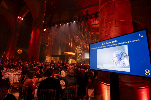 Overzicht zaal & scherm met "Het Kinderbrein, baanbrekende behandelingen"