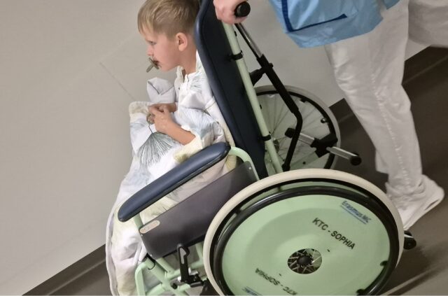 Enzo in een rolstoel in het Kinderthoraxcentrum